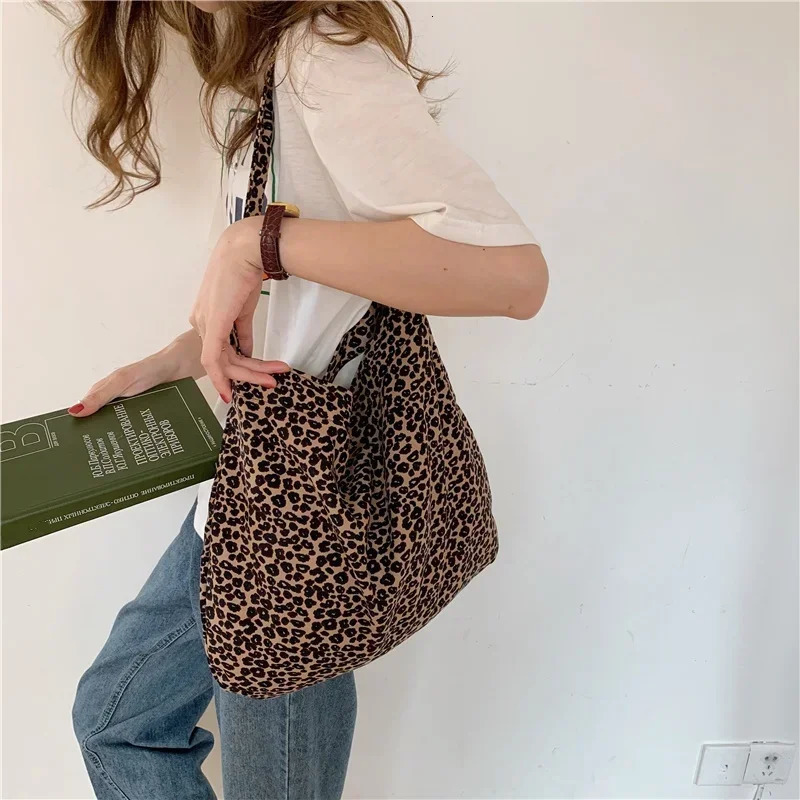 Japanese and Korean Ins Modern Small Leopard Print Messenger Bag Single Shoulder Canvas for Female Student 251110