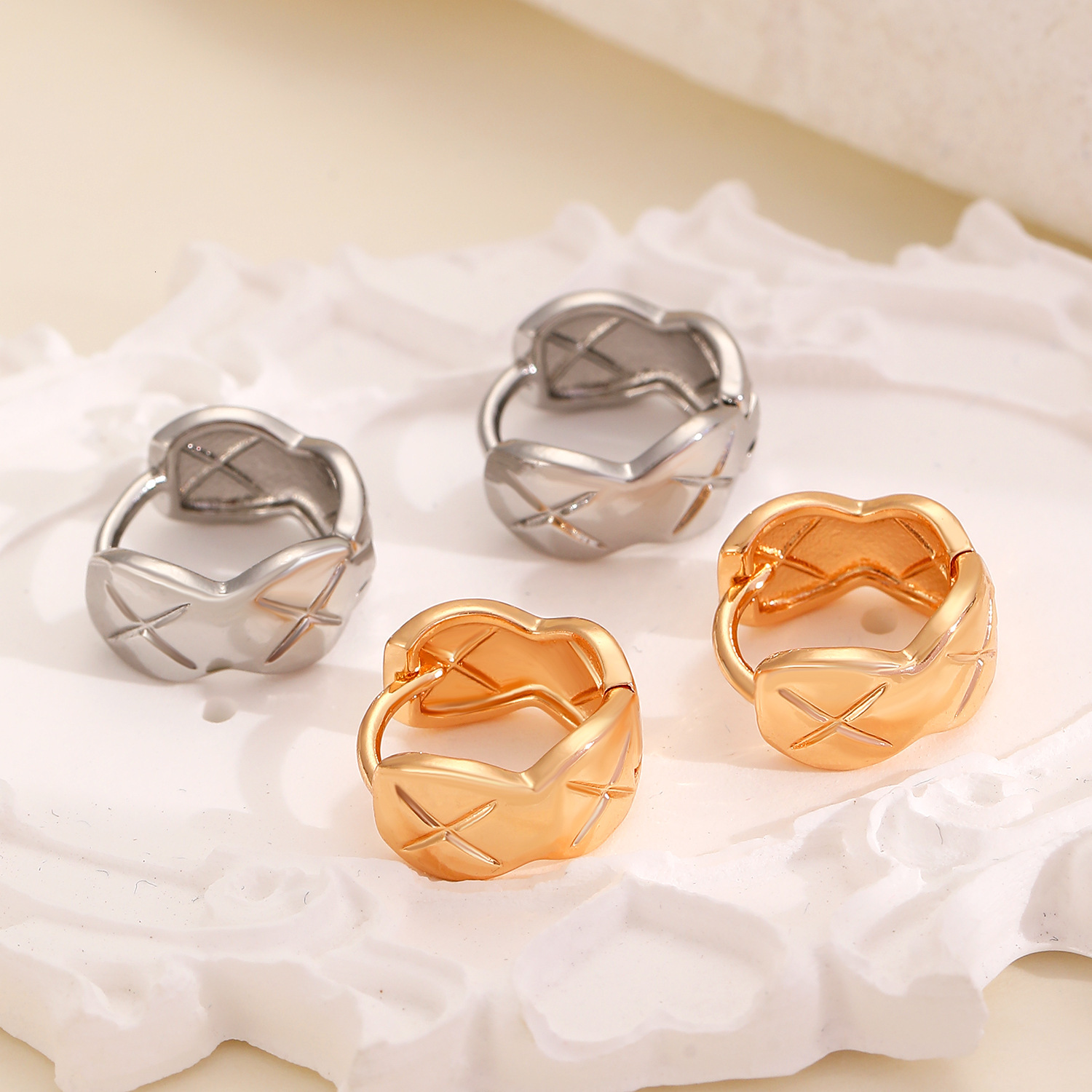 Fashion Minimalist Commuting High-End Simple Versatile Ear Cuffs Niche Design Crossed Dia Hoop Earrings for Women