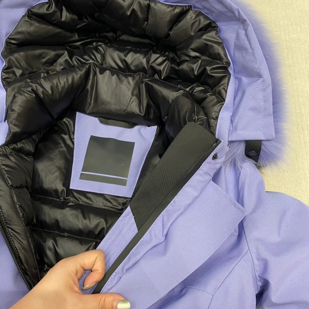 2025The latest classic style for women in autumn and winter, short waisted down ski jacket with large fur collar