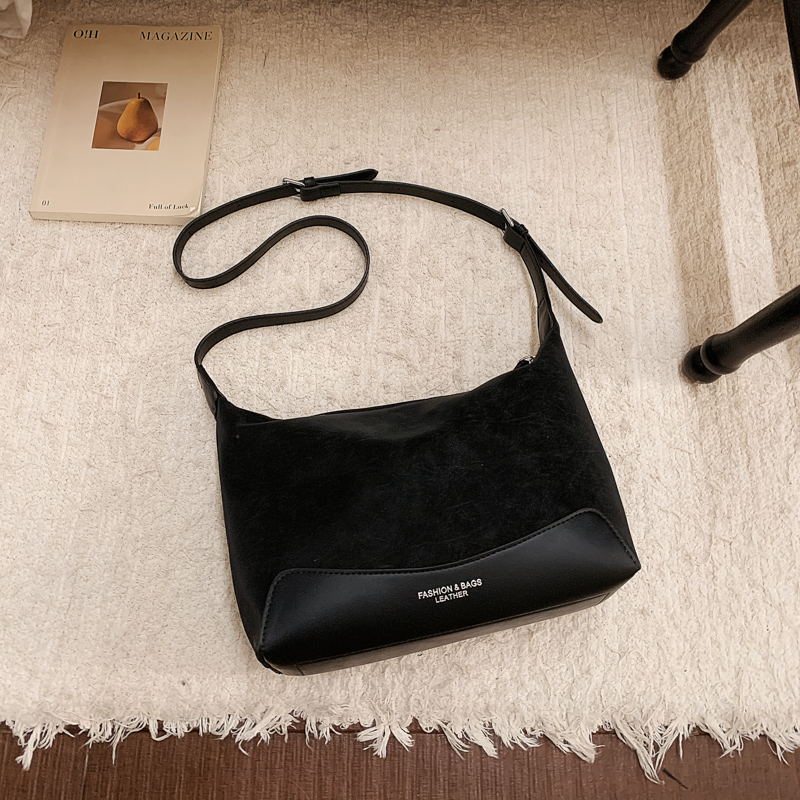 Spring women's retro high-end wide shoulder bag, casual simple versatile crossbody bag, high-end commuting leisure bag, shopping bag, versatile w