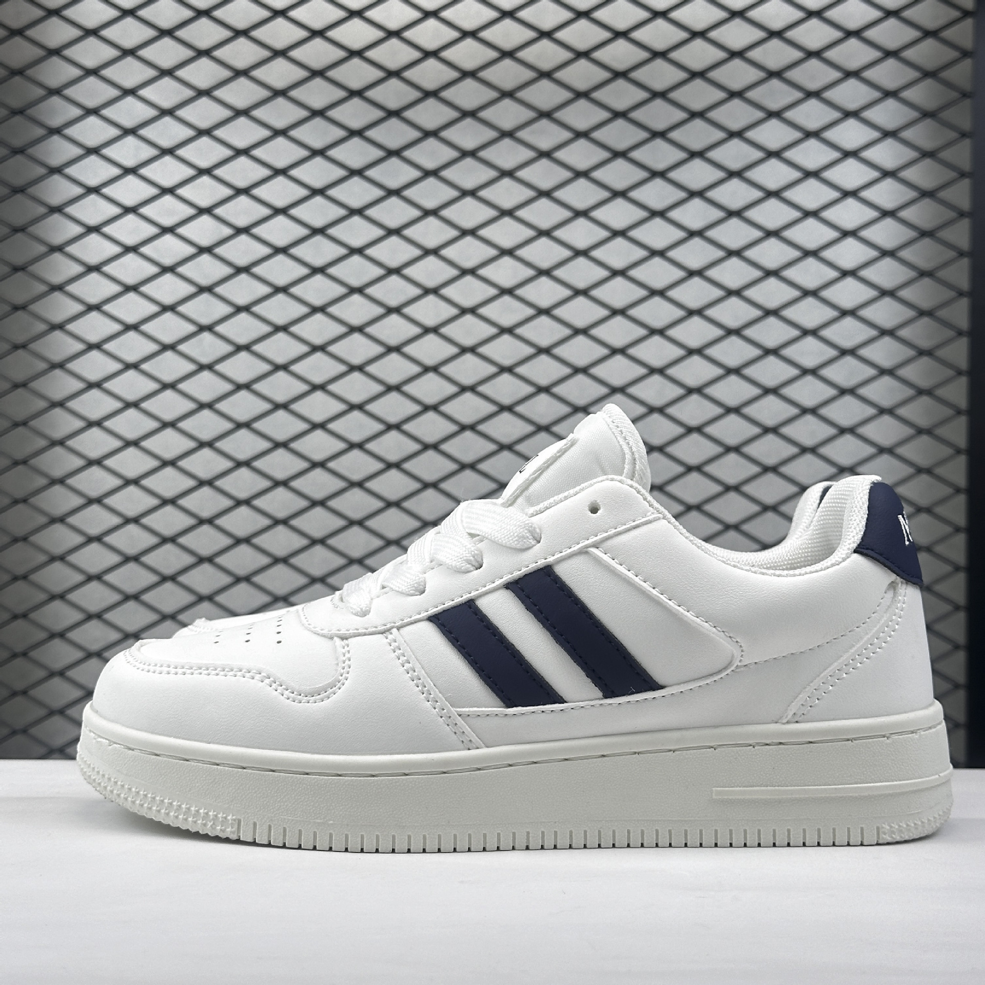 Free shipping Skateboarding shoes versatile for couples super soft casual sports thick soled white shoes