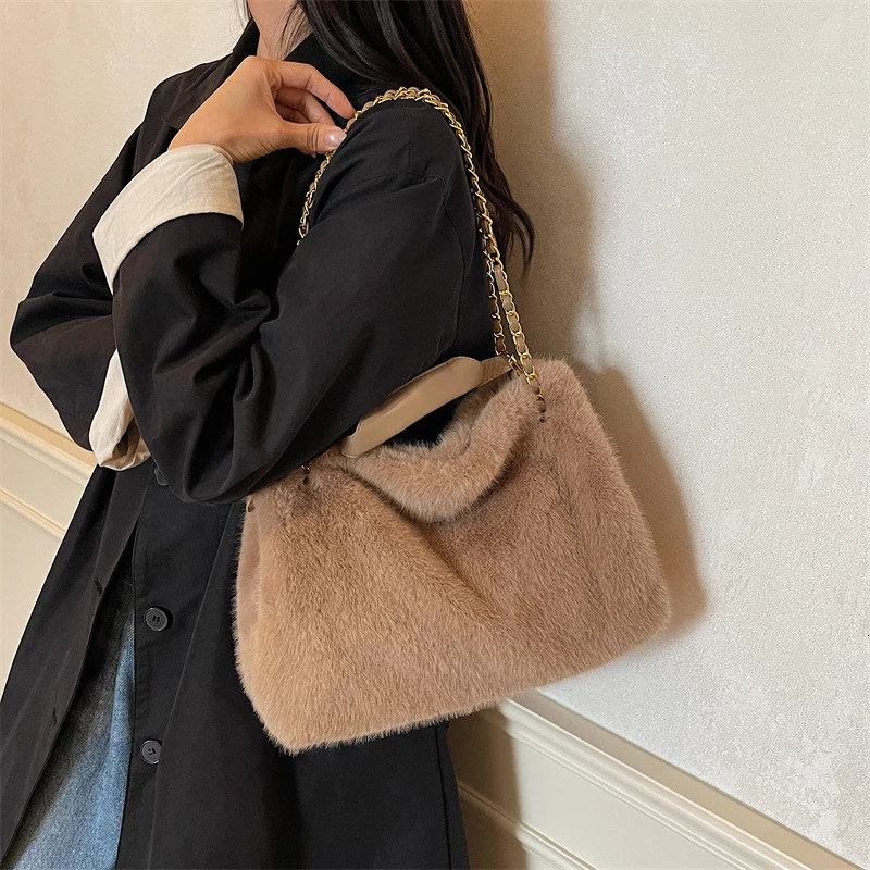 Retro Plush Bag for Women Large Capacity Tote Shoulder Handbag Autumn Winter Fashion Versatile for Daily Commuting 251110
