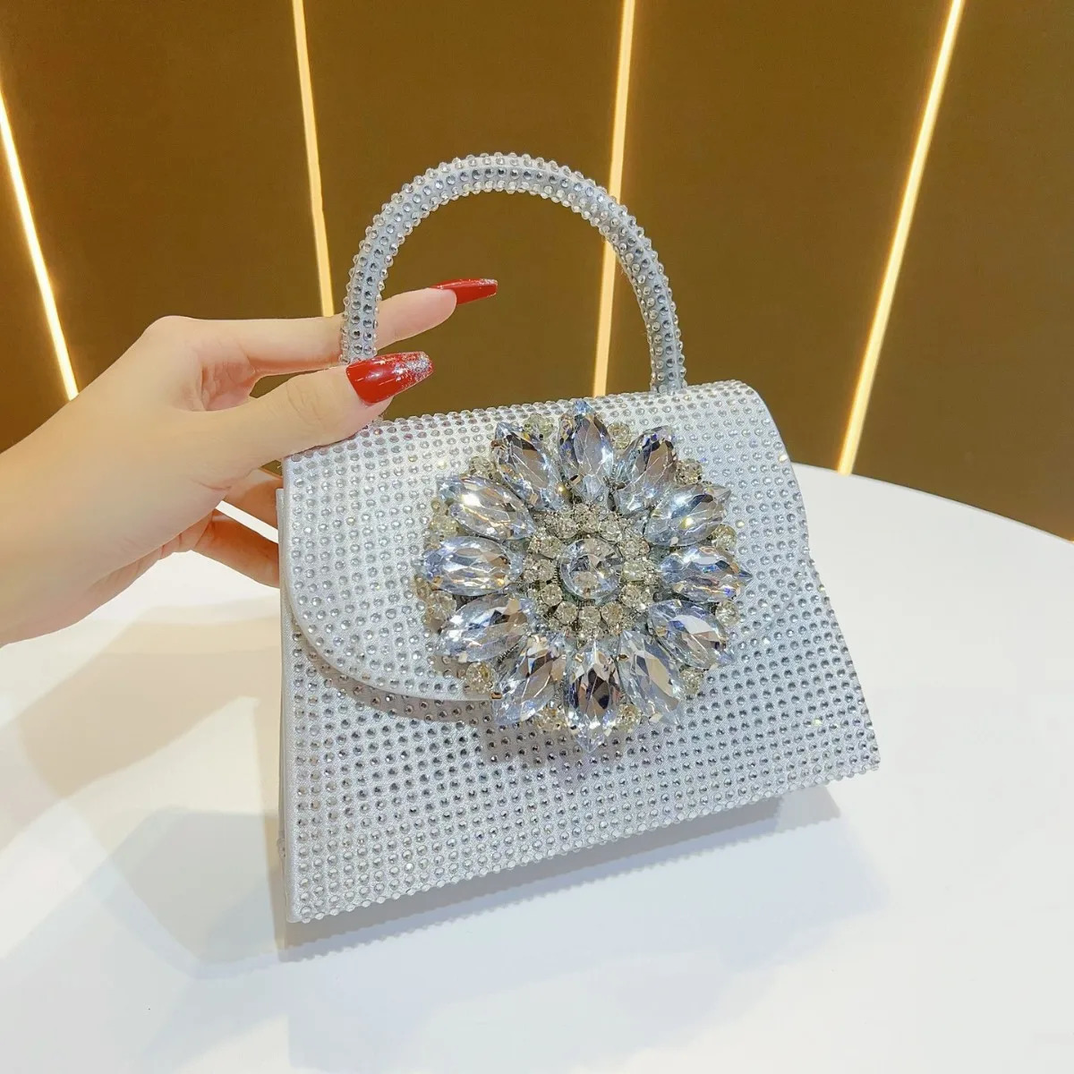 2025 New Lady Crystal Diamond Evening Clutch Womens Metal Handbag Sparkling Wedding Purse Elegant Banquet Party Small Tote Bag R251110