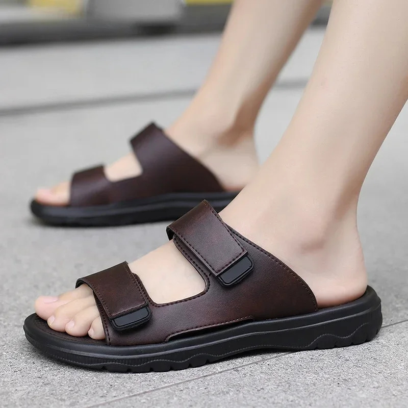 Outdoor mens slippers leather lightweight flip cover summer casual beach sandals mens smooth and comfortable classic lazy slider 250408
