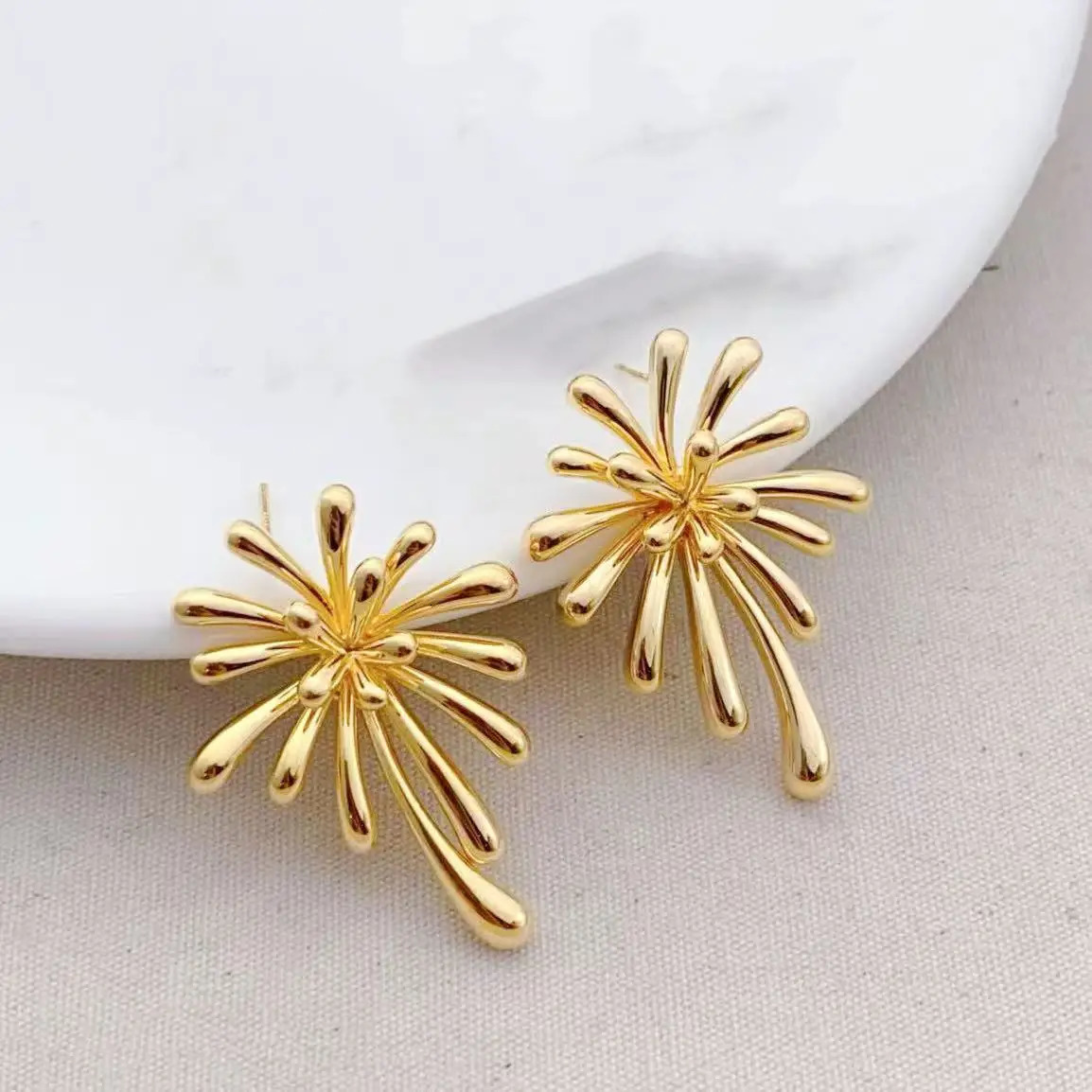 XIALUOKE Retro Metal Geometric Fireworks Stud Earrings For Women European American Style Personality Earrings Travel Jewelry 250409