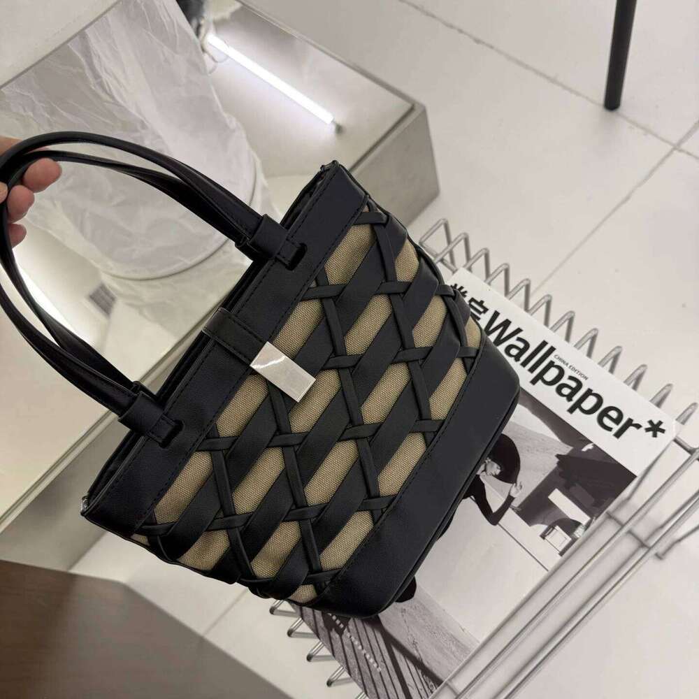 PU Woven Hollow Tote New Niche Design Large Capacity Vintage Vacation Beach Fashionable Ladies Handbag Shoulder Bag 251110