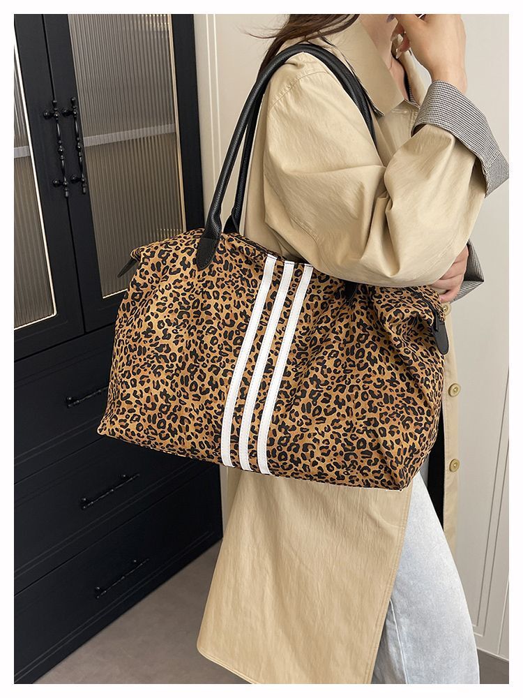 Light luxury handbag travel large capacity commuting leopard print travel bag lightweight winter new designer bag box bag fitness bag