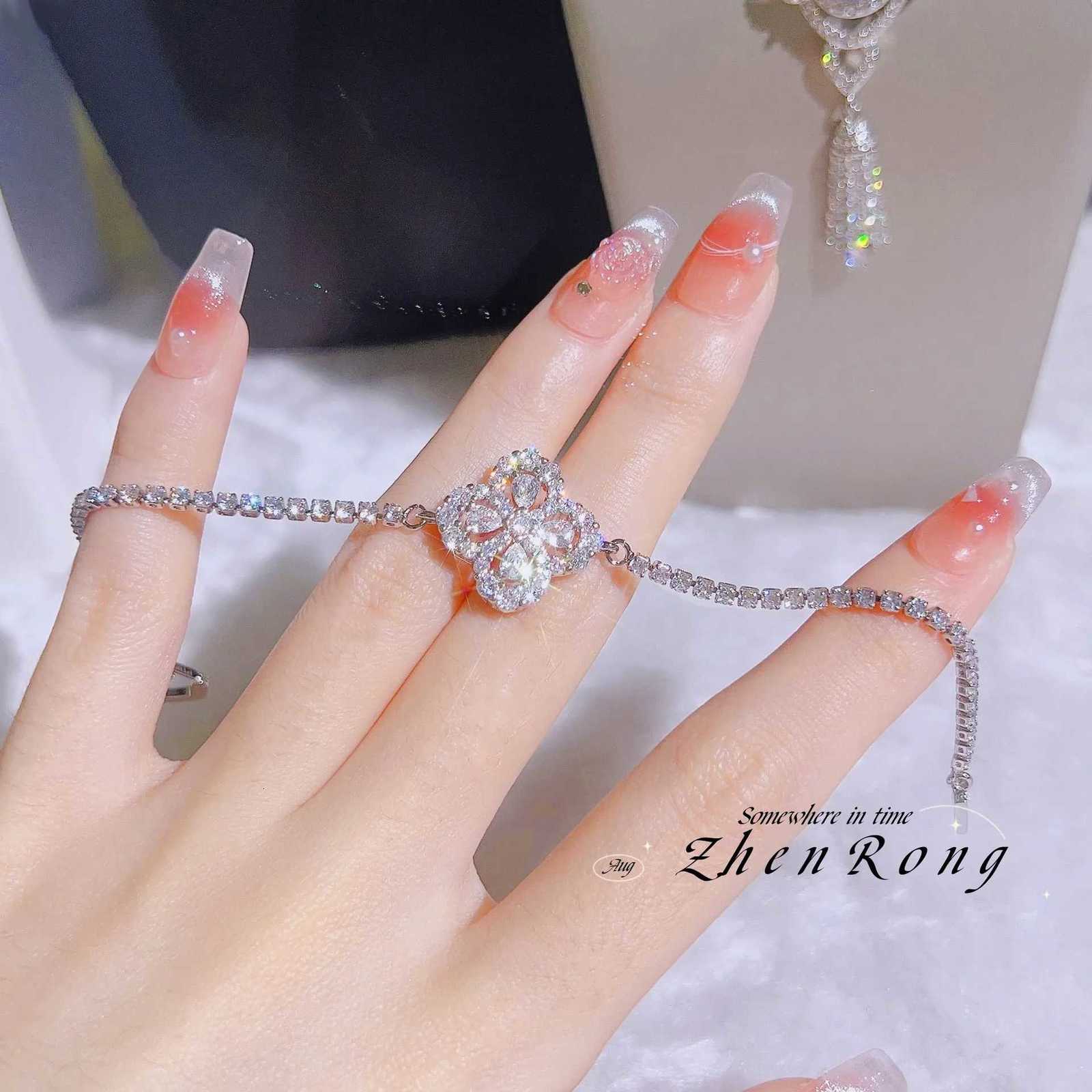 Foydjew 2023 New Trend Four-leaf Clover Design White/Blue Zircon Austria Crystal Bracelets Chain For Women Daily AccessoriesT251110