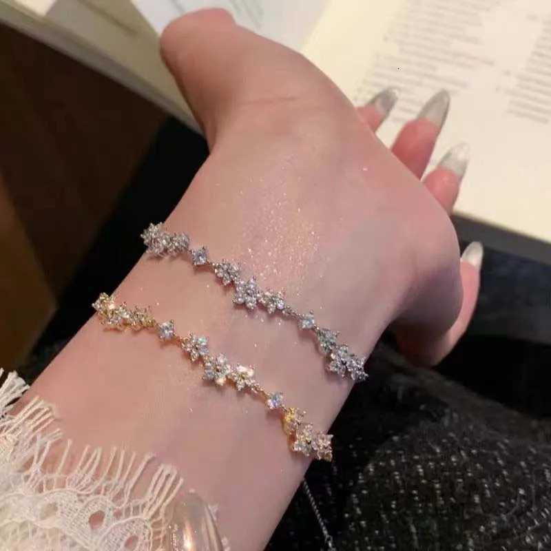 Luxury Shiny Zircon Flower Bracelets for Women Exquisite Metal Crystal Pull Adjustable Bracelets Wedding Jewelry GiftsT251110
