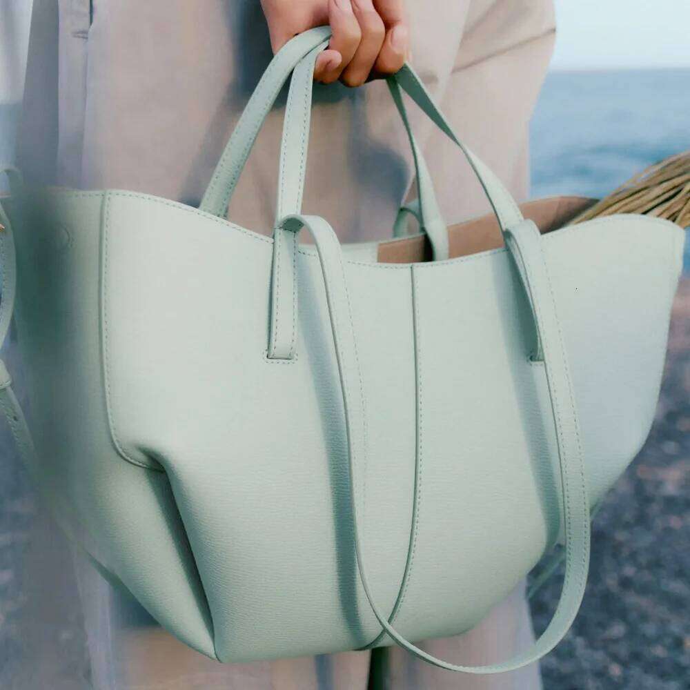 2025 Hot Advanced Atmospheric Wings Female Niche Large Capacity Commuter Shoulder Light Luxury Tote Bag