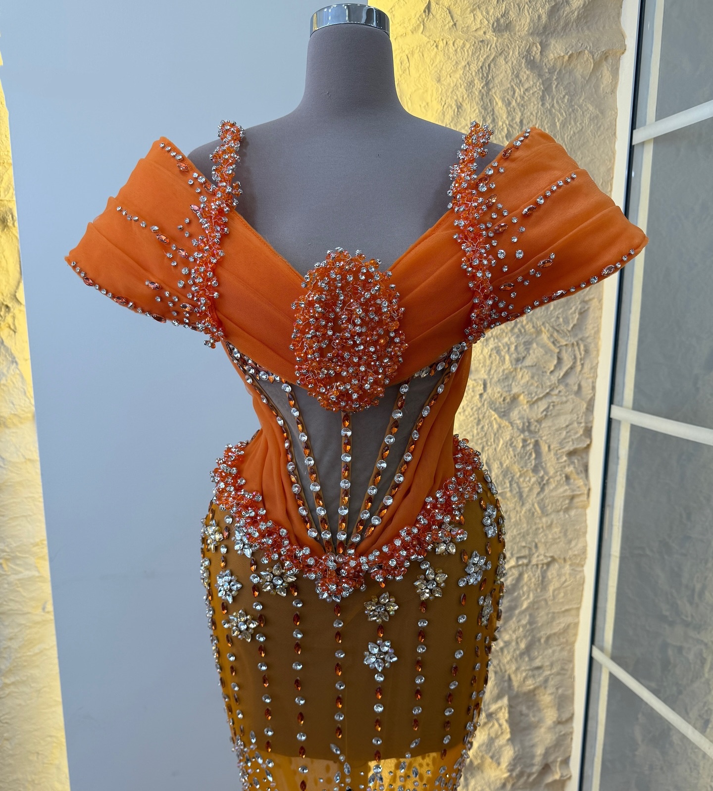 Luxury Crystal Stones Evening Dresses Dubai Orange Beaded Illusion Formal Party Celebrity Prom Dress Robe de soiree Customized