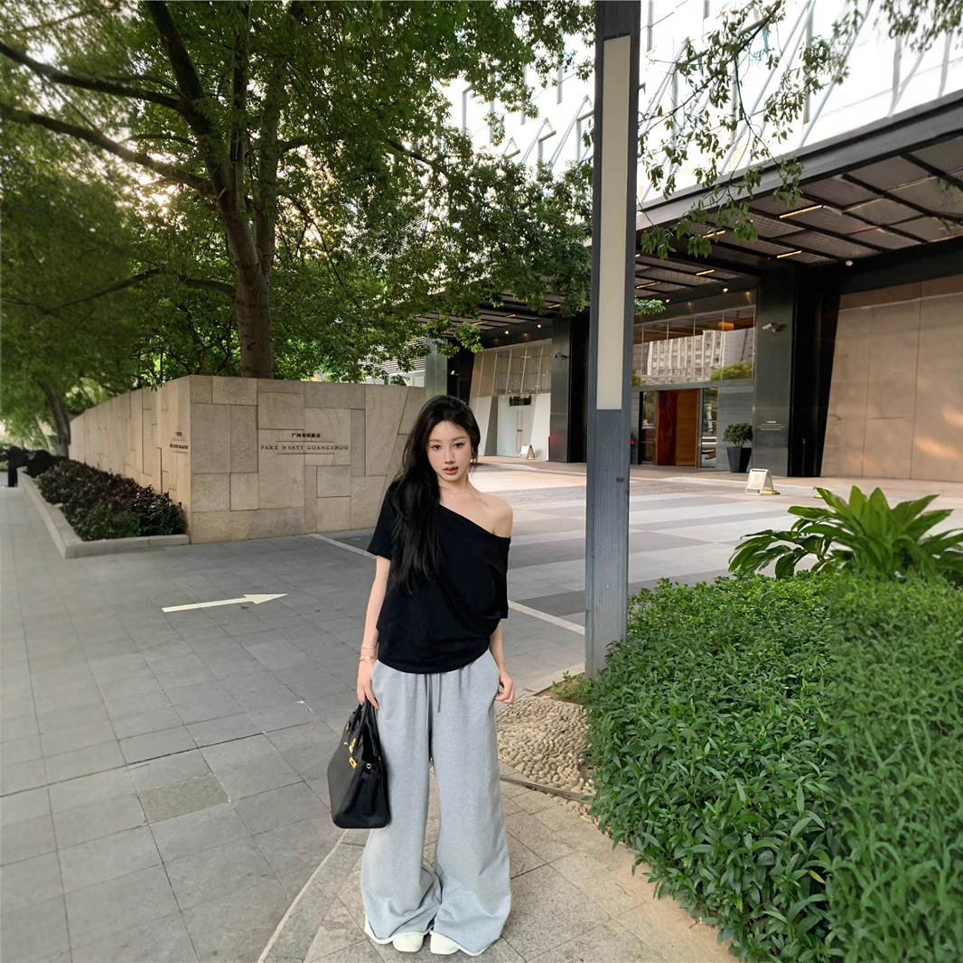 2025S Designer Women S T Shirt Spicy Girl Slanted Shoulder Short Sleeved Loose T Shirt Women S Summer New Casual Irregular Solid Color Versatile Stude