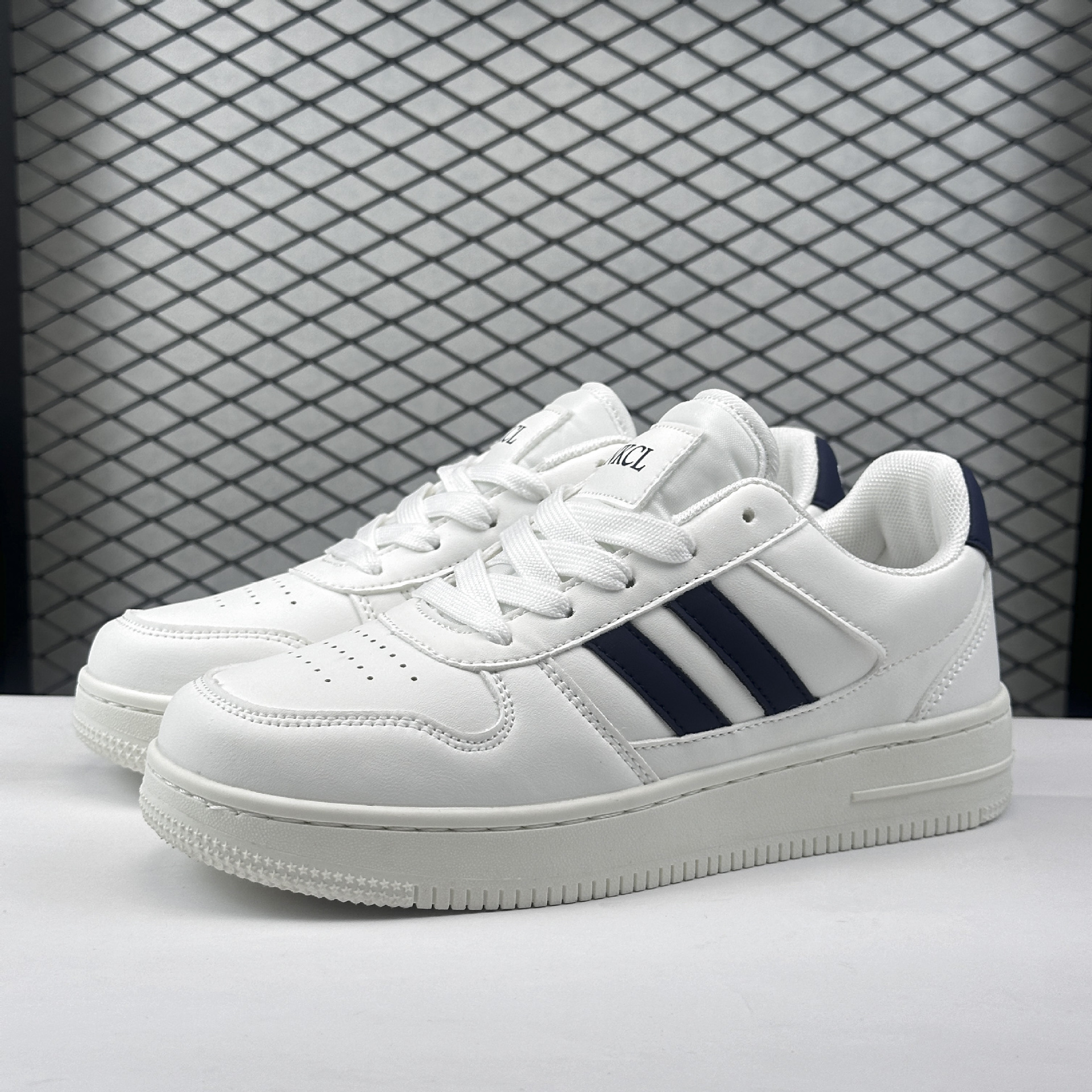 Free shipping Skateboarding shoes versatile for couples super soft casual sports thick soled white shoes