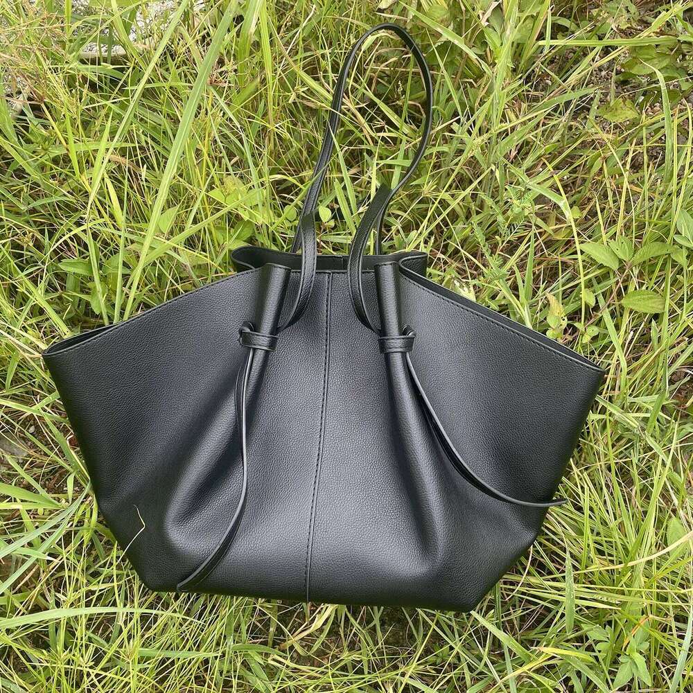 PU Wing New Niche Design Large Capacity Wrinkle European And American Fashionable Hand Tote Women's Shoulder Bag 251110