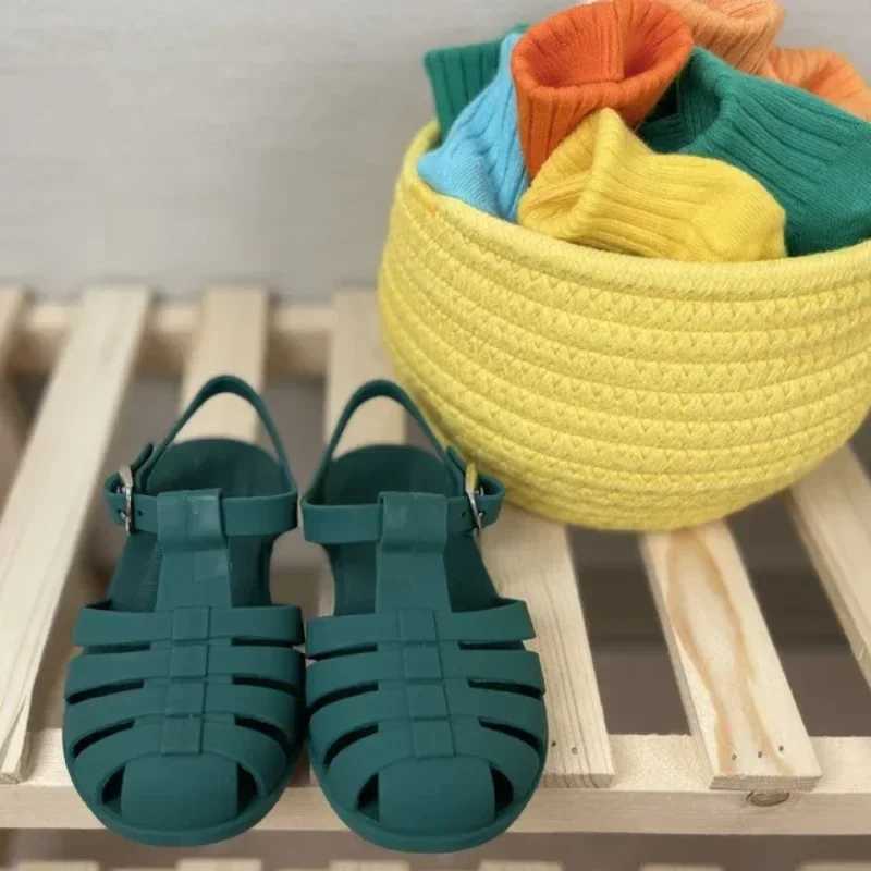 Summer baby sandals childrens Roman childrens hollow princess metal buckle shoes candy jelly beach shoes girls and boys sliders Z250410