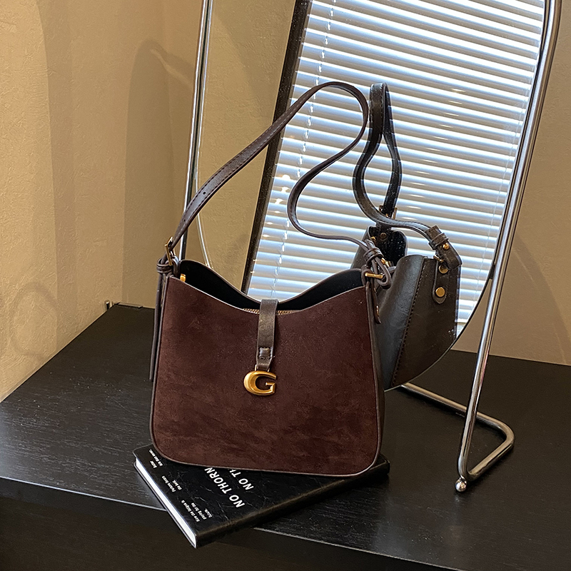 Spring new women's retro high-end wide shoulder bag, casual versatile crossbody bag, high-end commuting leisure bag, shopping bag, versatile wome