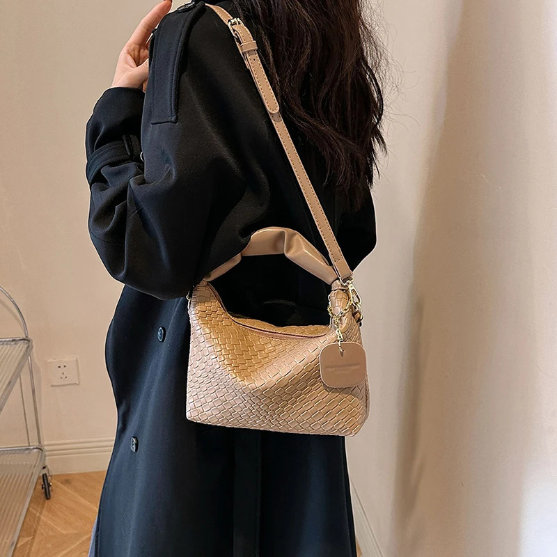 New Handmade Woven Fashionable Handbag Trendy Korean Style Single Shoulder Crossbody Woven With Pleats Womens Handbag R251110