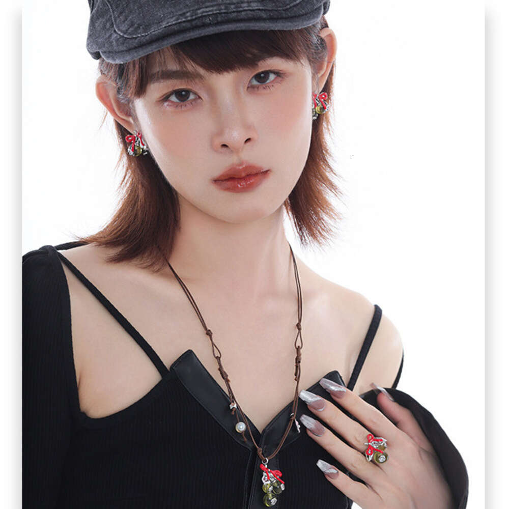 Butterfly Bow Green Grape Necklace for Women 2025 New Light Luxury Fashion Versatile Simple Elegant High-end Collarbone Chain