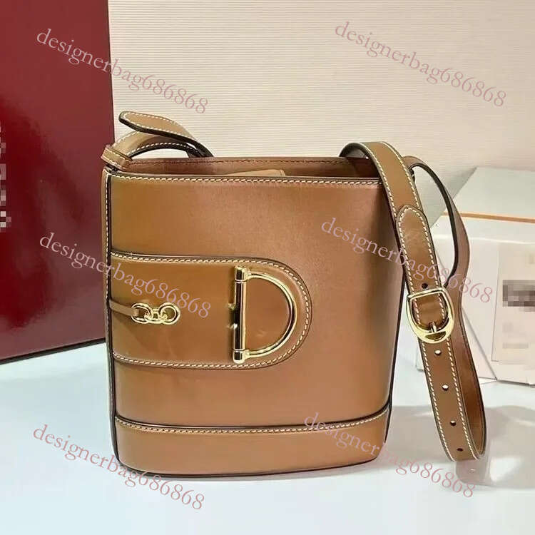 Designer Bag Elegant Quilted Leather Shoulder Bag For Ladies Luxurious Crossbody Purse With Dia Ing Details