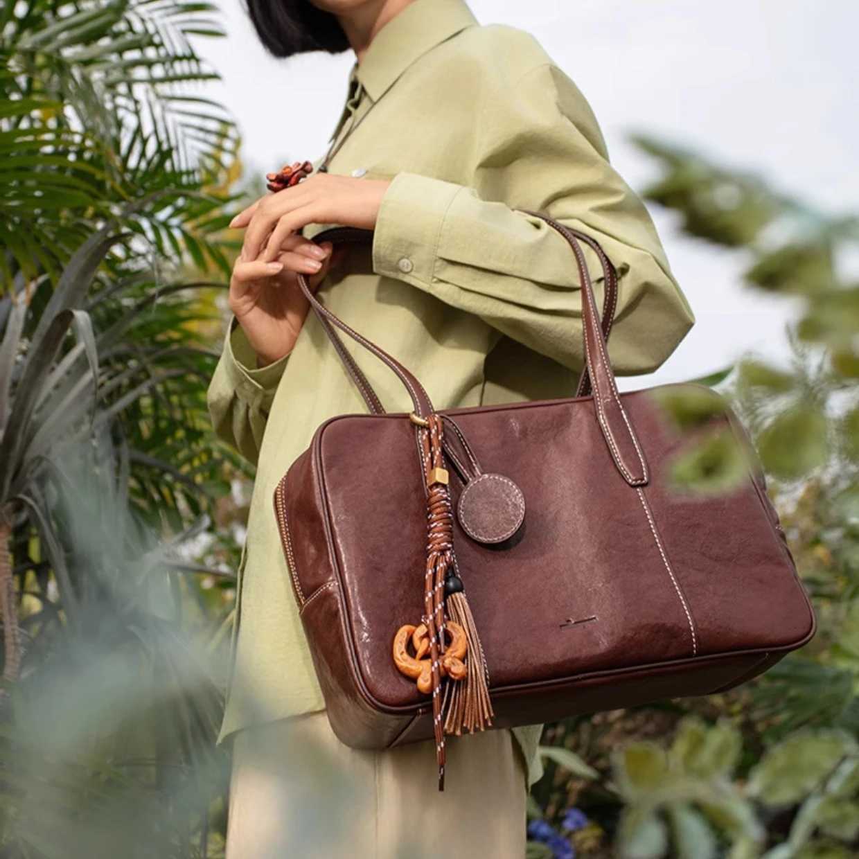 Retro Leather Womens Shoulder Bag 2025 New Fashionable Large Capacity Tote Bag Simple Bowling Square Bag Personalized Handbag K251110