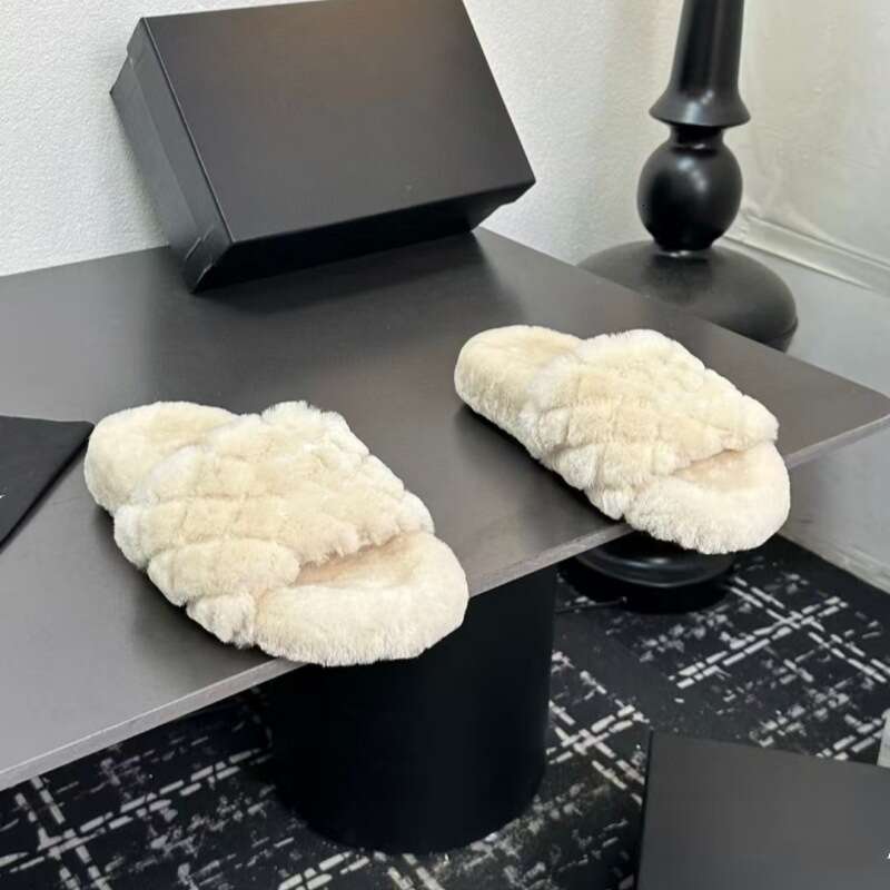 2025 Autumn Winter New Style Flat Wool Thick Sole Warm Fashion Diamond Pattern Outdoor Slippers For Women