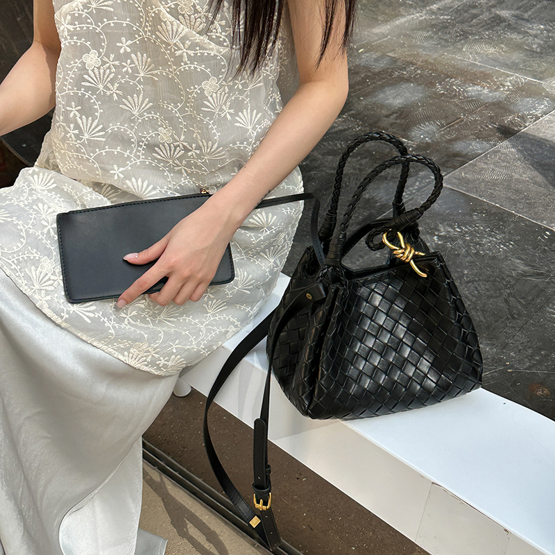 new soft leather woven bag, water bucket bag, high-end crossbody bag