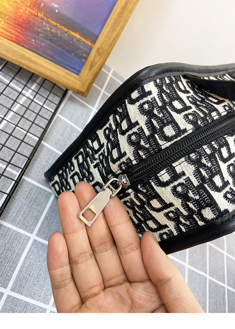 2025 Large-capacity and high-value makeup bag popular on Instagram Storage bag for women portable for going out and carrying by hand