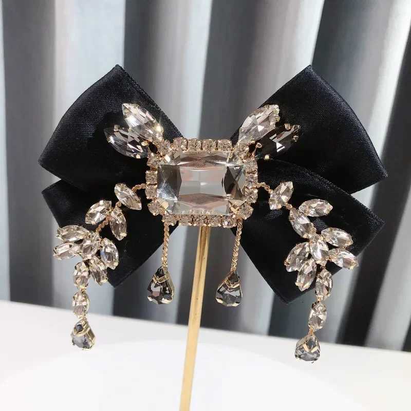 Luxury New Fabric Bowknot Brooch Rhinestone Tassel British Style Bow Tie Female Shirt Collar Pin Vintage Brooches for Women Accessories Y251111