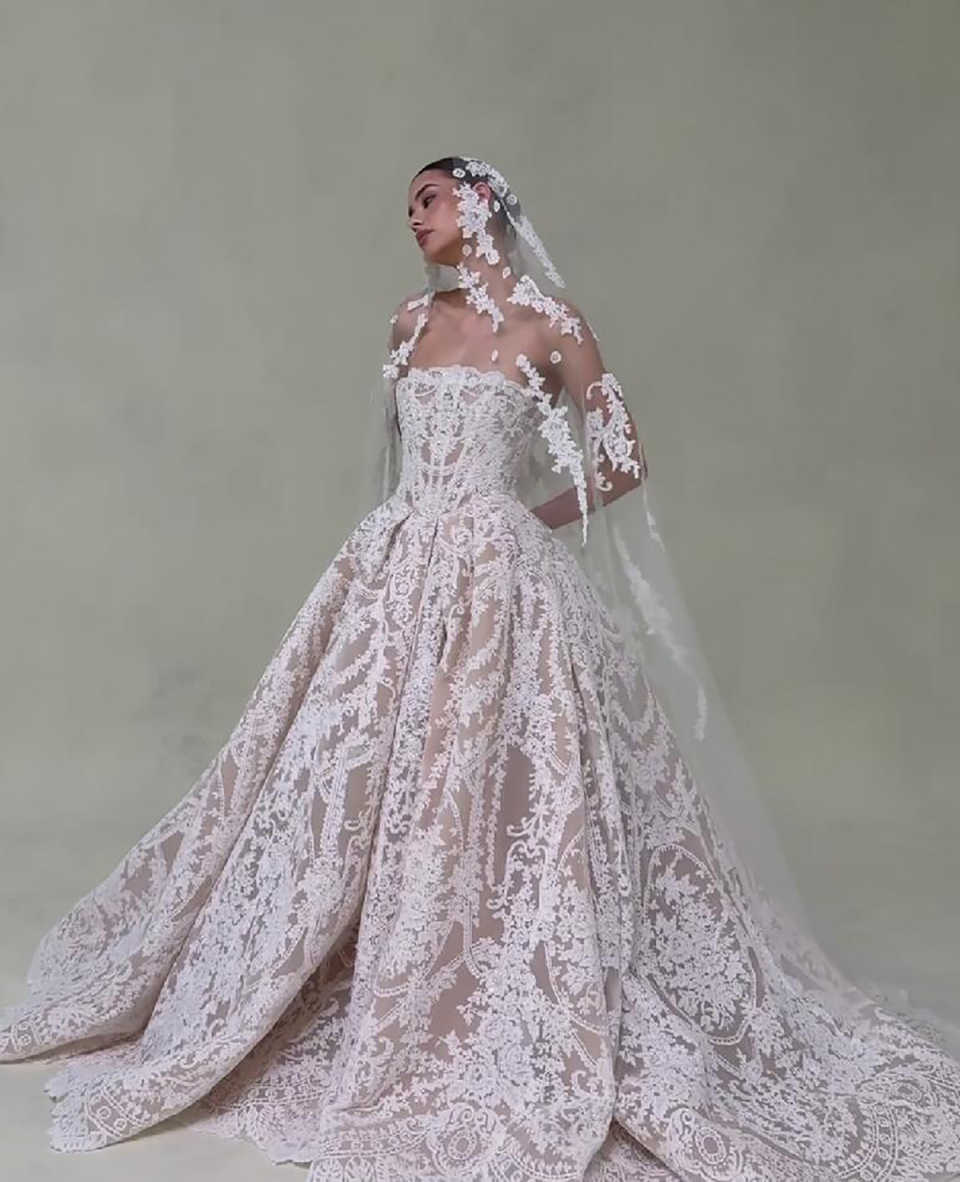 Luxurious Lace Ball Gown Wedding Dresses Strapless Sleeveless Bridal Gowns Simple Lace Up Robe De Mariee Customized