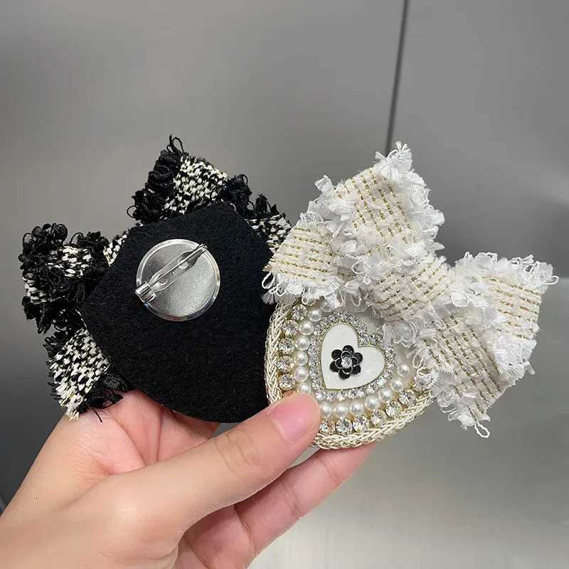 Luxury New Fabric Bow Brooch Pins for Women Pearl Crystal Flower Badge Fashion Heart-shaped Scarf Buckle Luxulry Jewelry Accessories Y251111