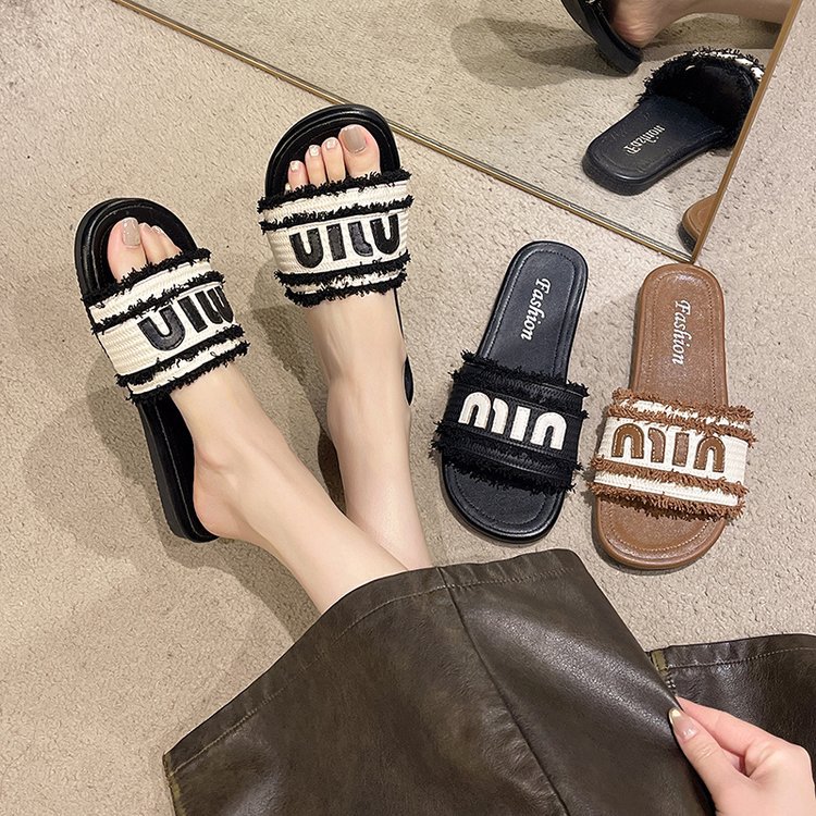 Ladies 2025 summer new small fragrant flat slippers wear fashion casual French fringe hundred with skirt beach flip-flops