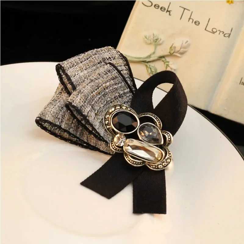 Luxury i-Remiel Korean Fashion New Small Rhinestone Brooch Vintage Fabric Joker Temperament Brooches Shirt Collar Clothing Accessories Y251111