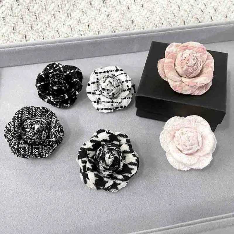 Luxury Camellia Womens Brooch Collar Flower Pins Retro Versatile Clothing Accessories Corsage Black and White Flowers Simple And Y251111