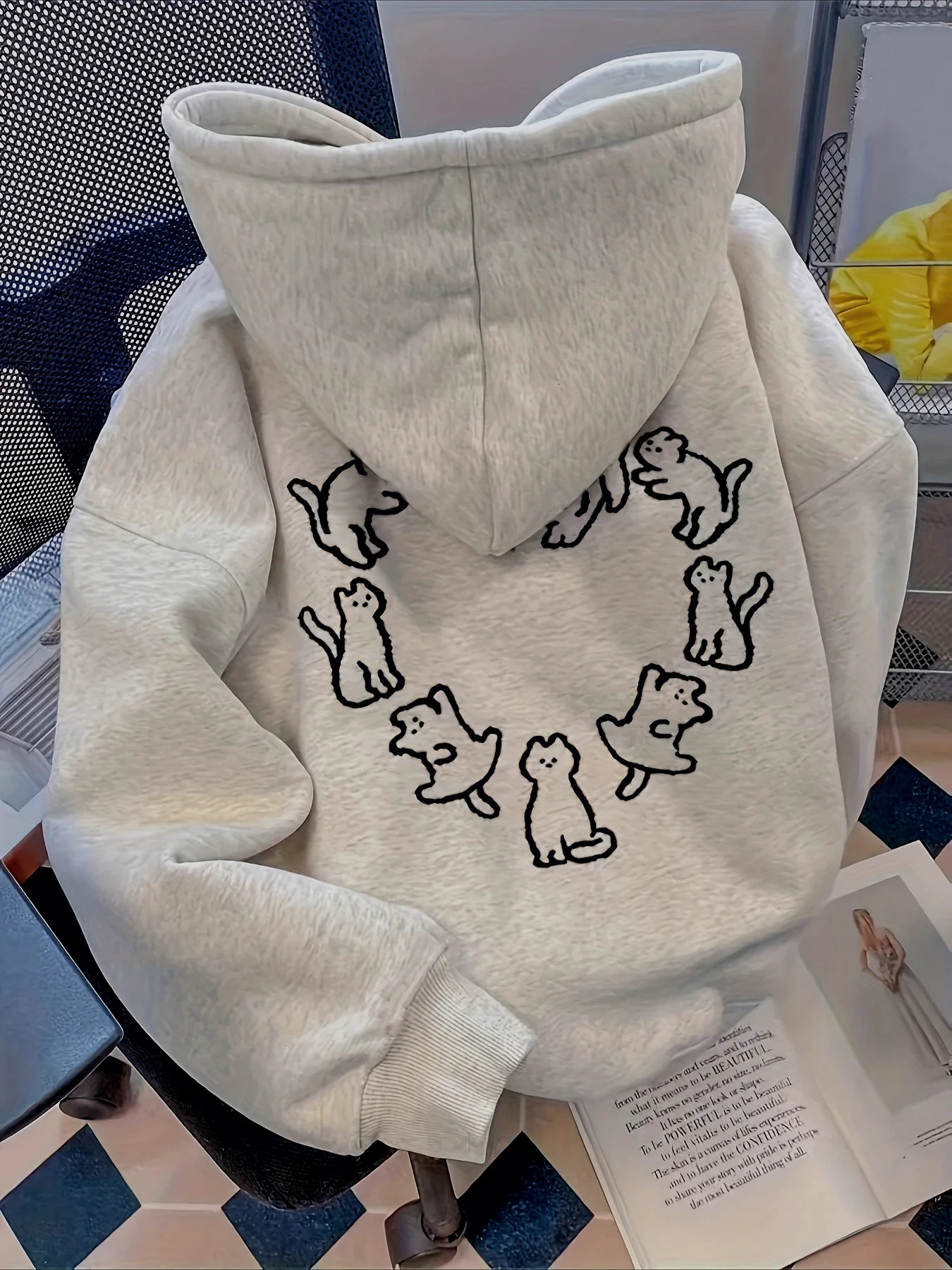 Womens Autumn and Winter Casual Loose Hoodie with Cat Pattern Print and Plush Warm Round Neck Long Sleeved Pullover 251106