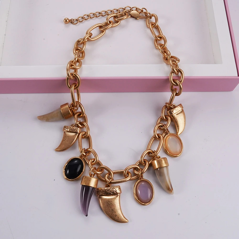 Speaker pendant necklace gold chain exquisite and lovely woman 250409