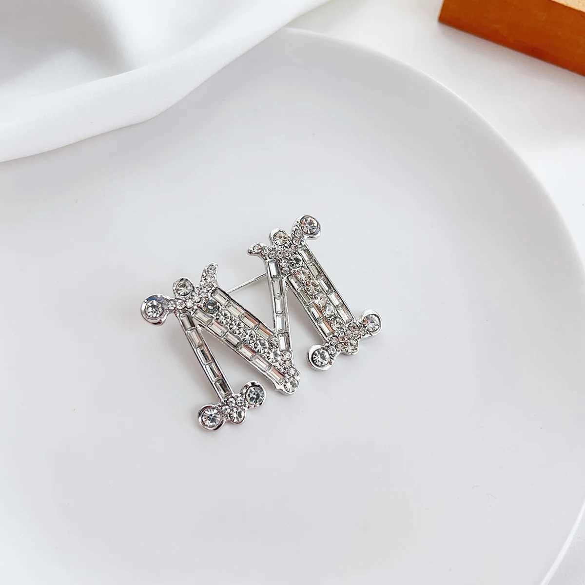 Luxury Light luxury senior sense English letters M glass zircon rhinestone corsage brooch womens pin Y251111