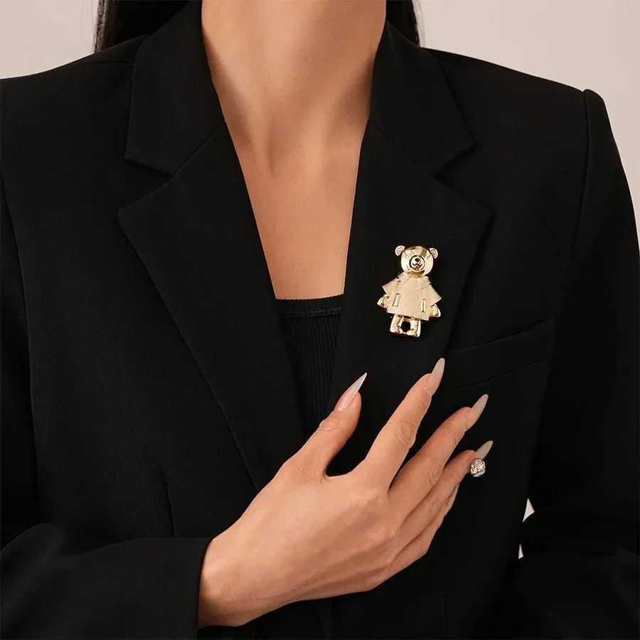 Luxury Teddy Bear Brooches Pins for Women Men Luxury Rhinestone Brooch Personality Geometric Golden Metal Pins Suit Accessories Y251111