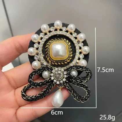 Luxury Vintage badge brooch pearl tassel British style temperament suit clothing collar needle wholesale Y251111