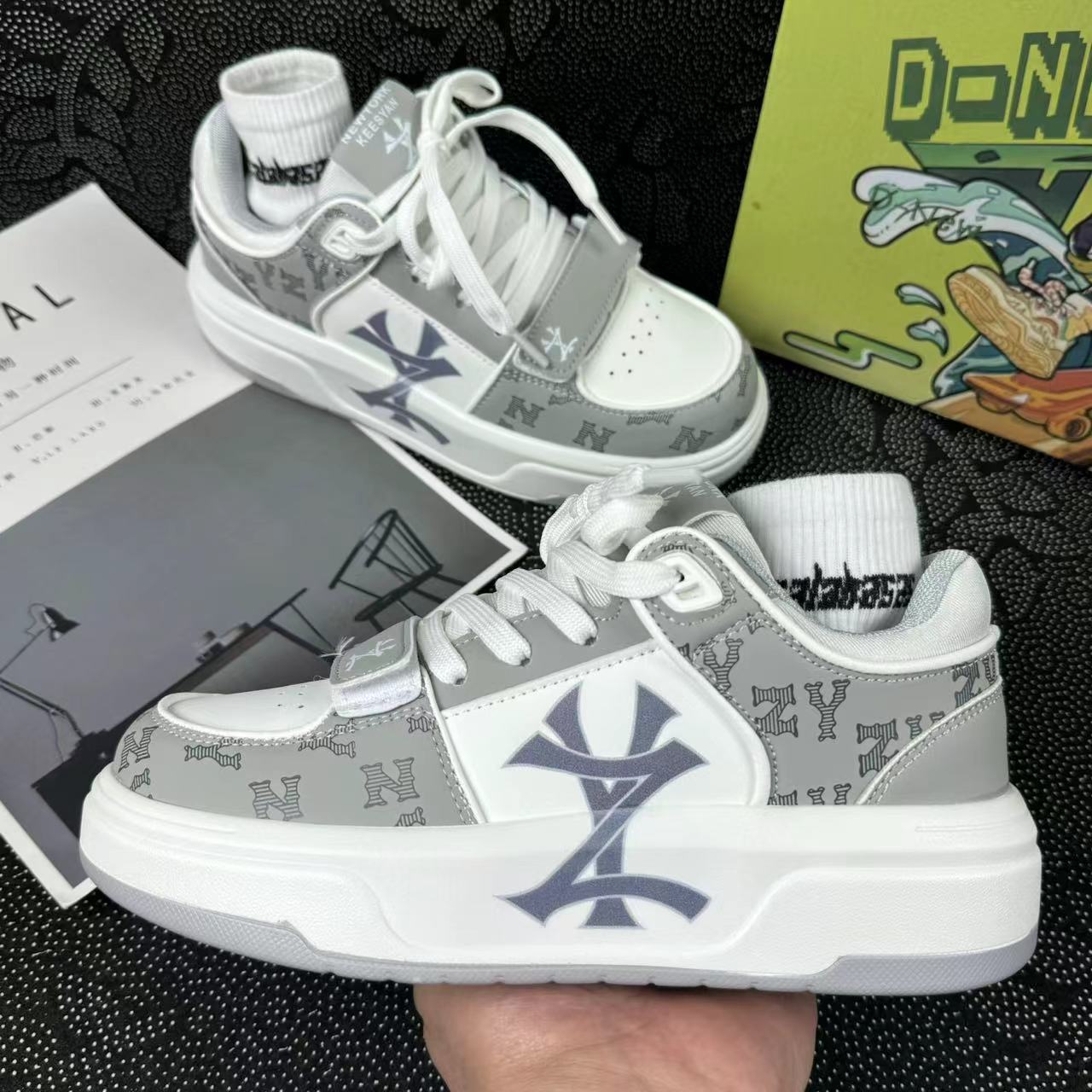 Niche letter design bread shoes men and women to increase couples casual light sports daddy shoes 2025