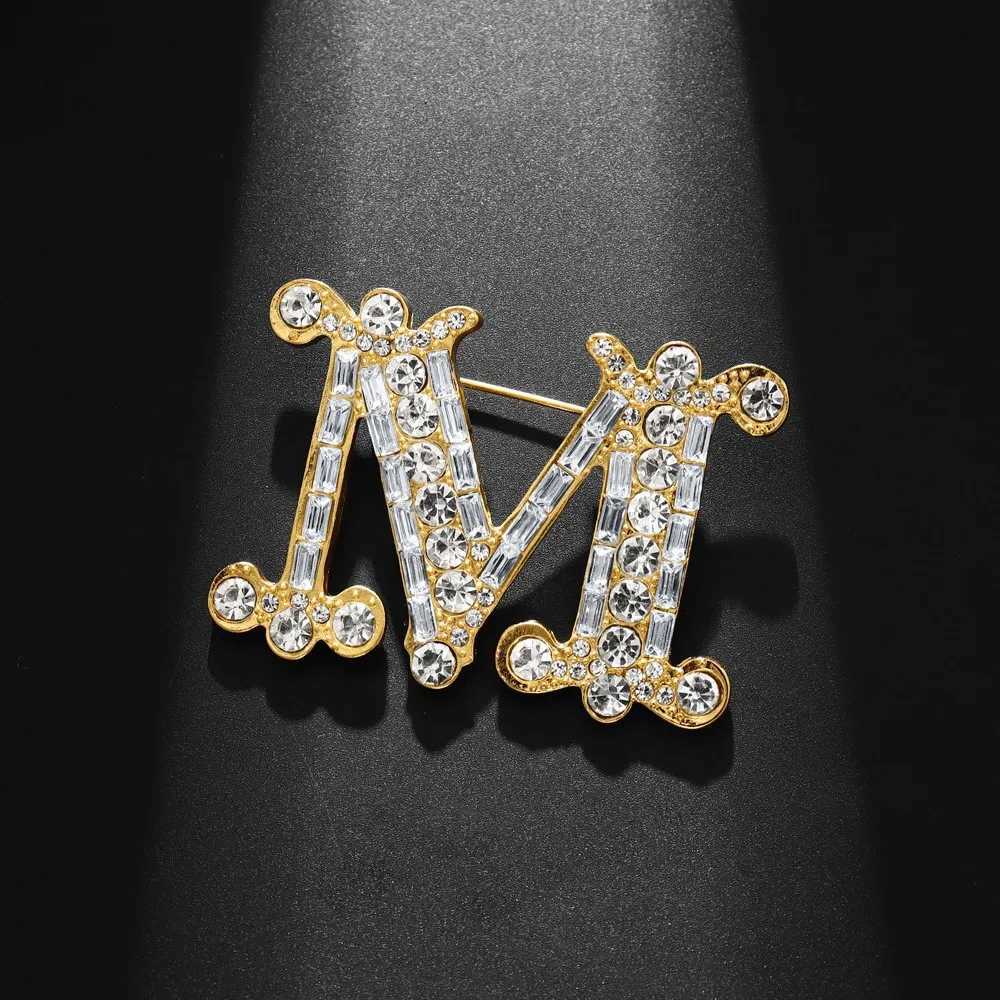Luxury Trend Zircon Inlaid Letter M Brooch Charm Womens Brooch Fashion New Party Jewelry Accessories Gift Wholesale Y251111