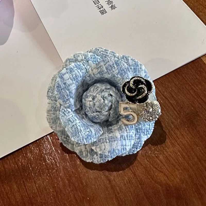 Luxury Elegant Fabric Camellia Flower Brooches for Women Fashion Crystal Corsage Lapel Pins Wedding Party Badge Clothing Accessories Y251111