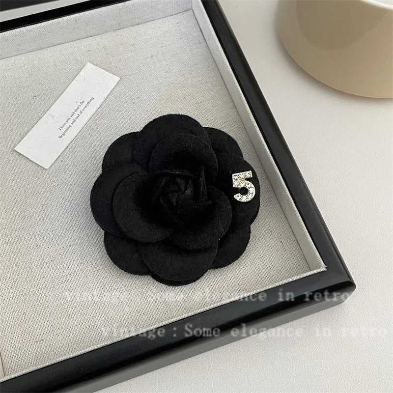 Luxury Elegant Women Girls Fashion Clothing Plaid Camellia Brooches Badges Classic Lady High Quality Partgy Wedding Pins Accessories Y251111