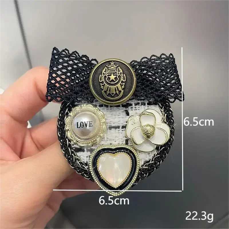 Luxury Retro Fabric Bow Tie British Style Collar Pins Crystal Pearl Brooches for Women Luxulry Jewelry Weding Party Badge Accessories Y251111