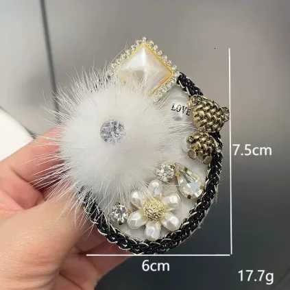 Luxury Vintage badge brooch pearl tassel British style temperament suit clothing collar needle wholesale Y251111