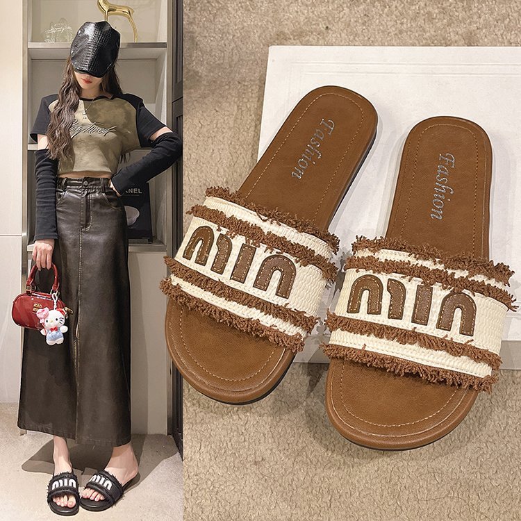 Ladies 2025 summer new small fragrant flat slippers wear fashion casual French fringe hundred with skirt beach flip-flops