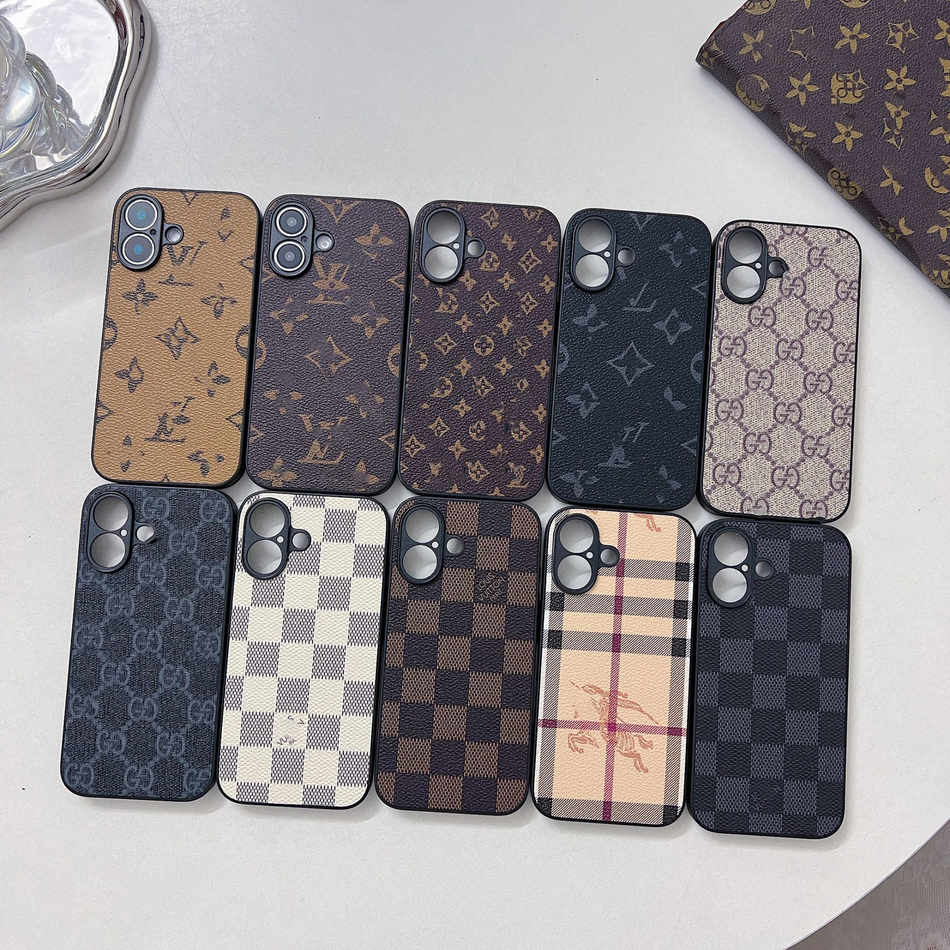 Designer Luxury trendy brand's classic floral perforated Apple 17 Promax and classic floral high-end iPhone Cases 16 15 14 13 Pro luxury phone case
