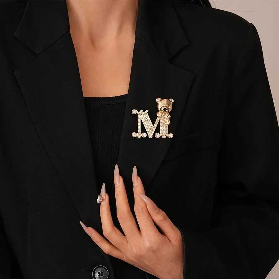 Luxury Unique Teddy Bear Heart Flower Brooches Pins Shiny Rhinestone Zircon Brooch for Women Men Wedding Party Suit Dress Accessories Y251111