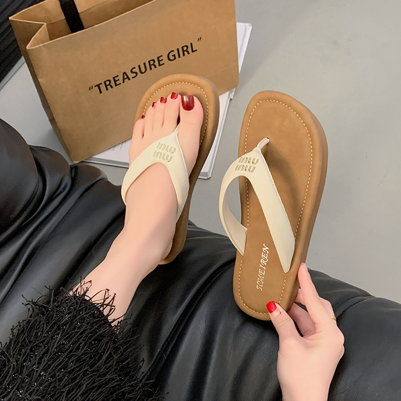 designer shoes 2025 Women's summer slippers for outdoor wear summer style Korean version all-match flip-flops with toe grip flat sole beach niche