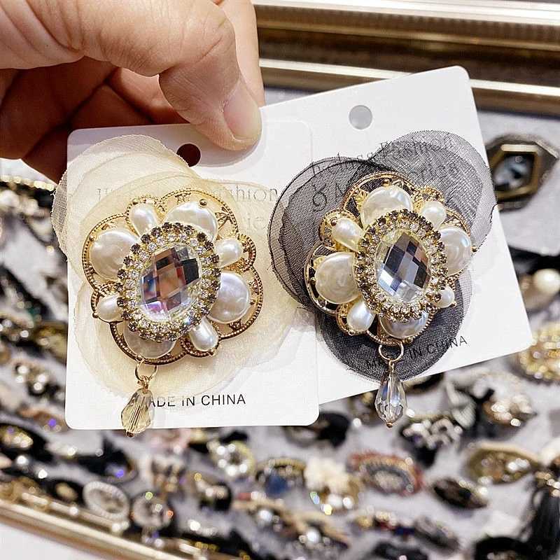 Luxury trsince Creative Classic Retro Brooches for Women Camellia Crystal Chain Tassels Brooches Pins Party Banquet Clothes Accessories Y251111