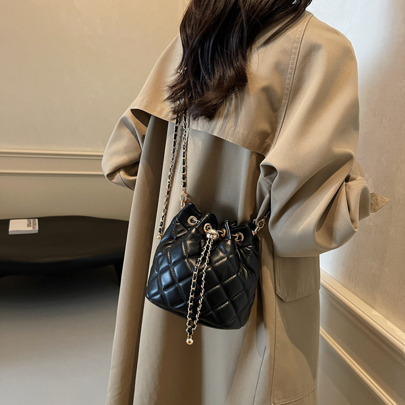 New Quilted Chain Crossbody Light Luxury Drawstring Bucket Bag Lightweight Round Shoulder Bag Crossbody Women's Designer Bag